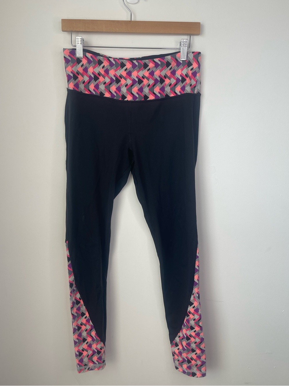 Victoria's Secret Black and Pink Chevron Leggings size medium
